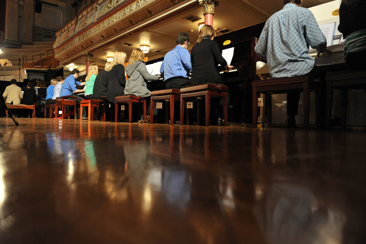 2006年9月22日，BBC拍摄的“钢琴无处不在”栏目，这一栏目围绕着2006年的利兹国际钢琴大赛，除了为比赛宣传也旨在向更多的人展示钢琴音乐的魅力。