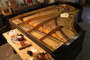 移除旧的弦轴钉和琴弦