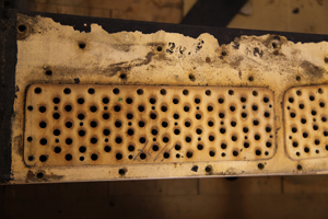 在弦轴板上更换新的弦轴钉