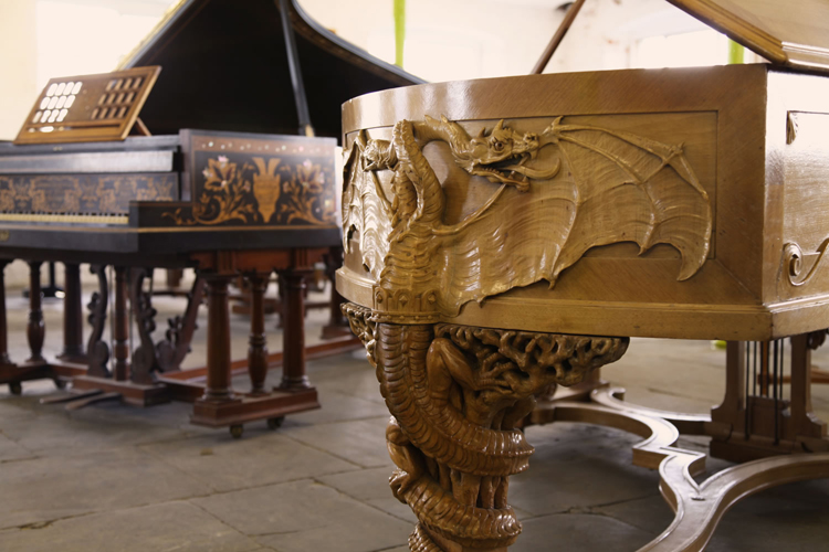 我们的艺术外壳钢琴展示