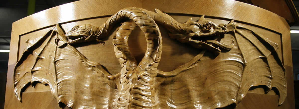 这是一架 Bechstein 贝希斯坦 型号 C 三角钢琴，外壳为胡桃木，拥有华丽的雕刻，侧面刻有精美的天鹅图案，背面的图案为手工雕刻的双头巨龙。