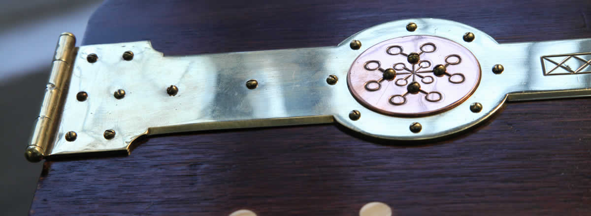 这是一架艺术外壳的 Lipp 利普三角钢琴，外壳为桃花心木，精致设计的外壳上拥有黄铜的配饰。