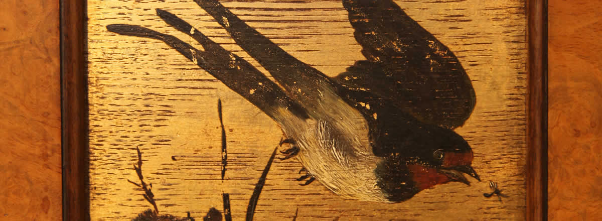 这是一架 Hopkinson 霍普金森立式钢琴，产于1870年，外壳为伯尔胡桃木，外壳上绘有以金色为背景的精美的图案。