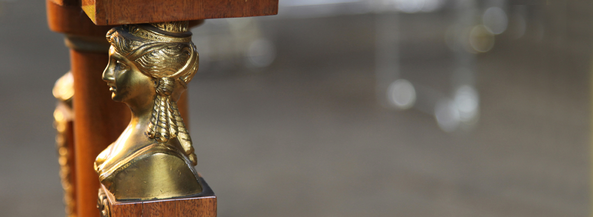 这是一架 Steinway 施坦威 型号 O 三角钢琴，产于1919年，拥有皇室风格的配饰，外壳为桃花心木。新古典主义风格的华丽镀金配饰以埃及艺术图形为原型，如花冠，斯芬克斯像，弧面宝石等。圆柱形的琴腿上配以维多利亚女的神像。